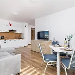 Coast Breeze Stylish Apartment By Noclegi Renters