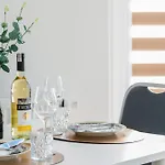 Coast Breeze Stylish Apartment By Noclegi Renters