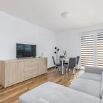Coast Breeze Stylish Apartment By Noclegi Renters